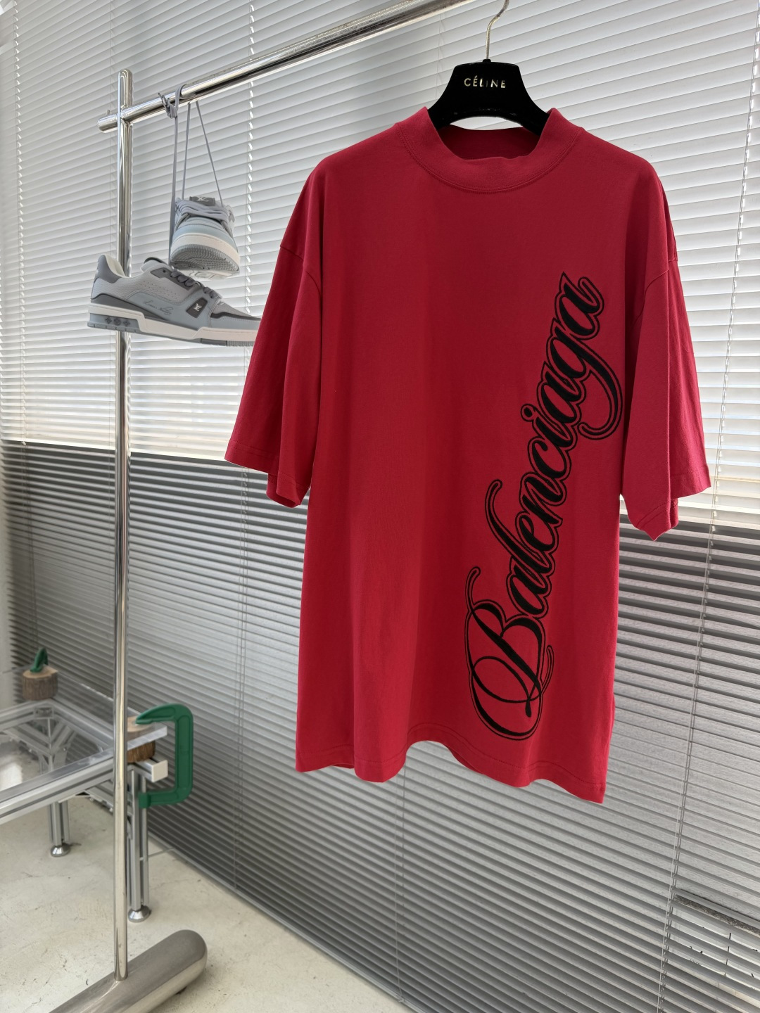 -Balenciag cursive 刺绣短袖 定制柔棉平纹针织料 质感卓越 舒适贴肤 以高级雾灰为主色