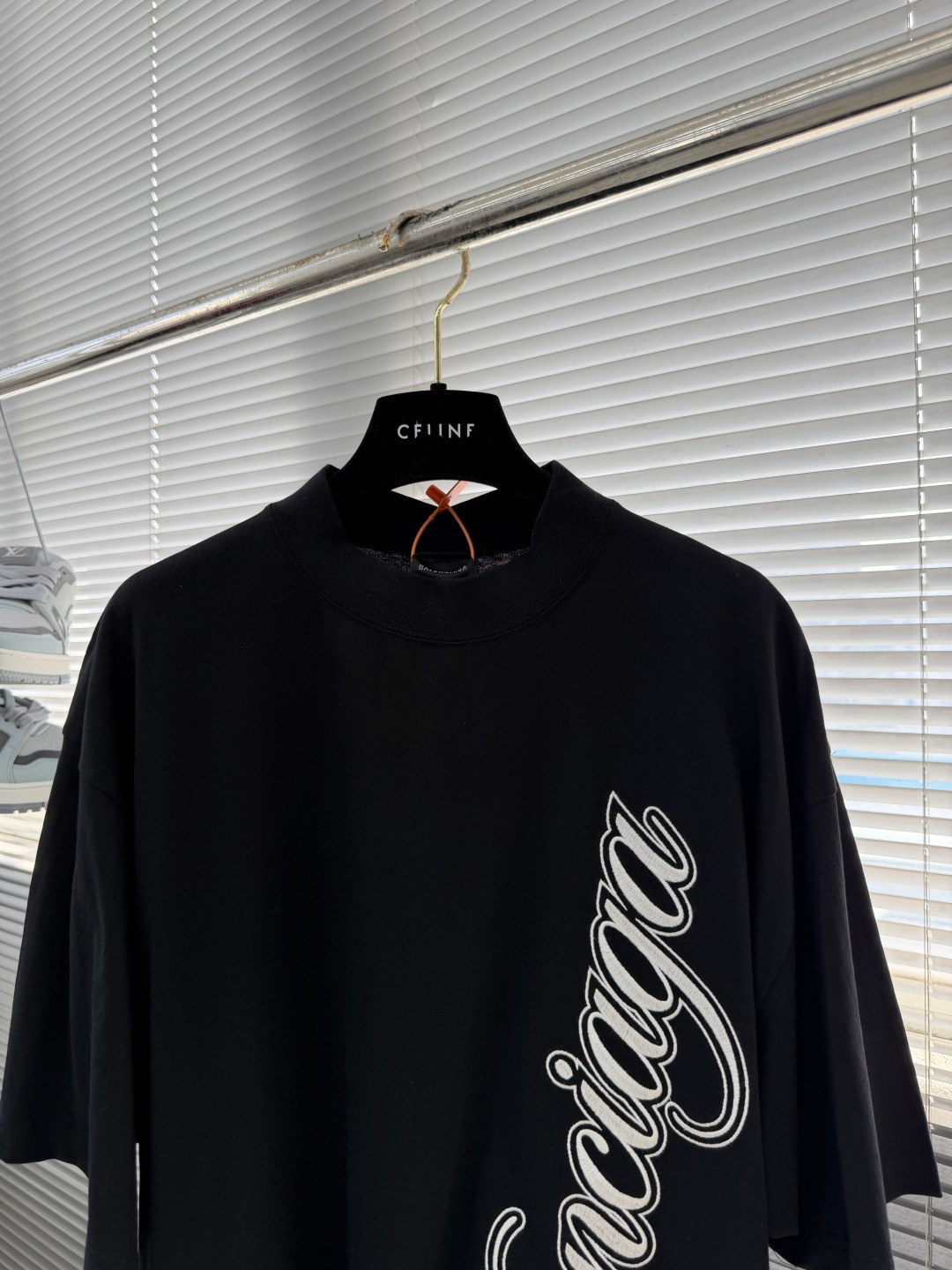 -Balenciag cursive 刺绣短袖 定制柔棉平纹针织料 质感卓越 舒适贴肤 以高级雾灰为主色