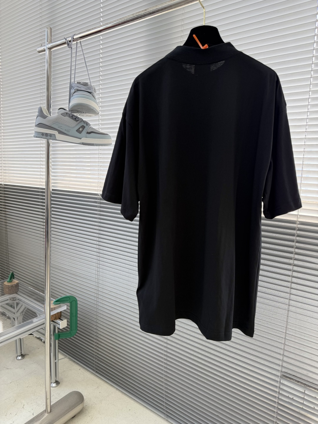 -Balenciag cursive 刺绣短袖 定制柔棉平纹针织料 质感卓越 舒适贴肤 以高级雾灰为主色