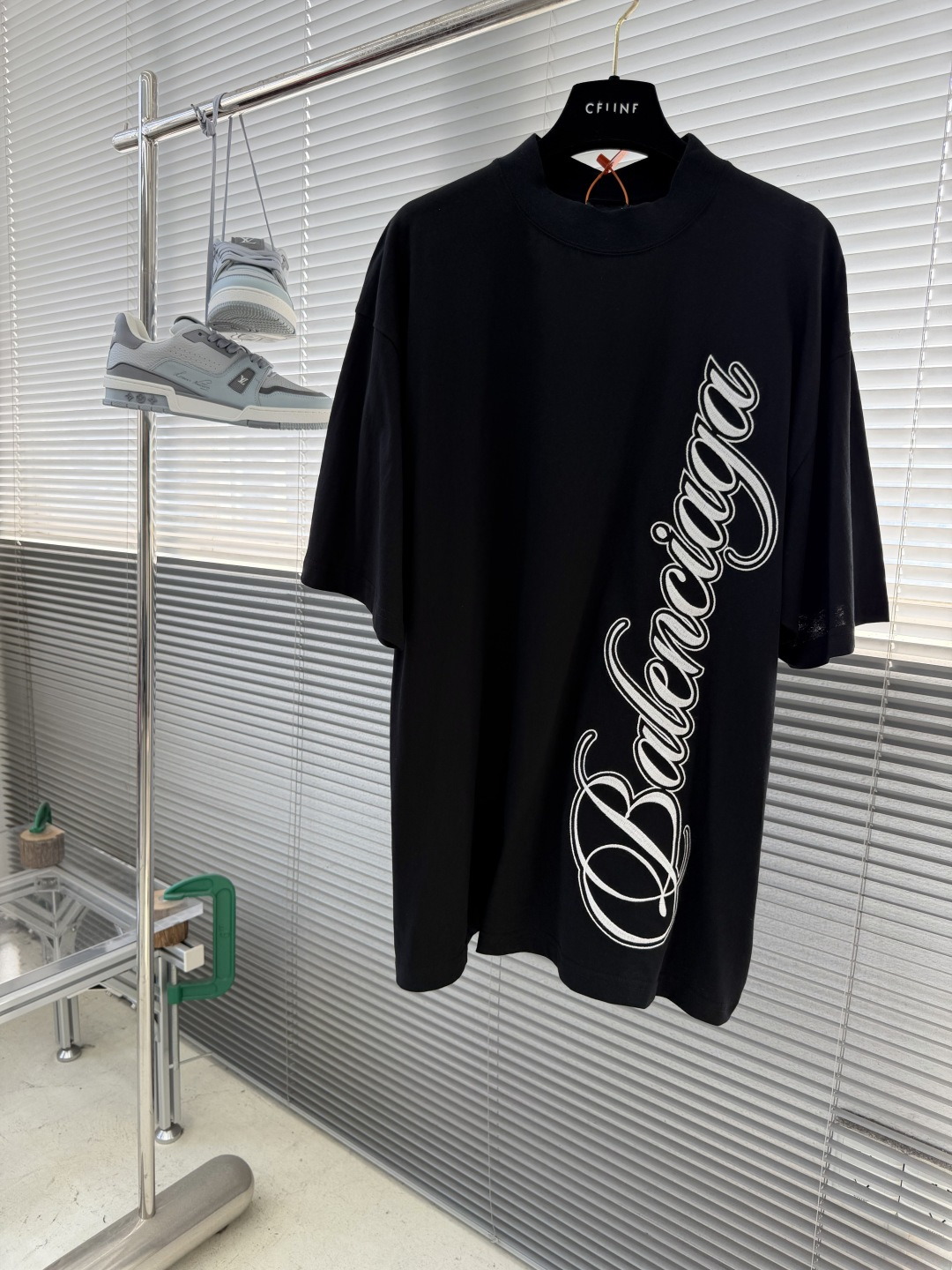 -Balenciag cursive 刺绣短袖 定制柔棉平纹针织料 质感卓越 舒适贴肤 以高级雾灰为主色