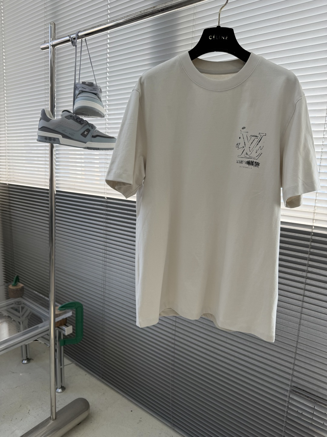 NO:917068,/1 piece 1/2 pieces (all sizes) - Lv brand 2026 spring and summer series short-sleeved T-shirt Size M-5XL Regular fit The relaxed fit design combines fashion and comfort The V logo LOGO pattern is printed with a printing process to make the style casual and versatile without losing the sense of street fashion. The front and back logo artistic body printing embellishes the round-neck micro-wide short-sleeved T-shirt. The overall texture highlights the details  Make the overall upper body trendy and fashionable. The version adopts a popular slightly wide cut. The non-deformable knitted neckline fits the neck slightly. The slightly wide cut makes the overall upper body comfortable and unrestricted. Countless adjustments of the version allow the cut upper body to feel like a brand. Layering is more fashionable and trendy. The fabric is skin-friendly and breathable. The overall count is high. The upper body is crisp and stylish. Louis vuitton, T-shirt, tees, t-shirt,19860909/1件 1/2件（齐码） -驴牌2026春夏系列短袖T恤 码数M-5XL 常规版型 松弛的版型设计兼备了时尚与舒适 V标识LOGO图案做印花工艺 使其款式休闲百搭且不失出街时尚感 前后标志艺术体印花点缀圆领微阔短袖T恤衫.整体凸显细节质感 让整体上身潮流时尚,版型采用颇具流行的微阔的剪裁,不易变形针织领口微微贴合颈部, 微阔的剪裁让整体上身舒适无束缚,无数次的版型调整 让剪裁上身就能感受很大牌 叠穿更加时尚潮流,面料亲肤透气,整体支数高,上身挺括有型,,louis vuitton,T-shirt,tees，t-shirt,,Men's clothing