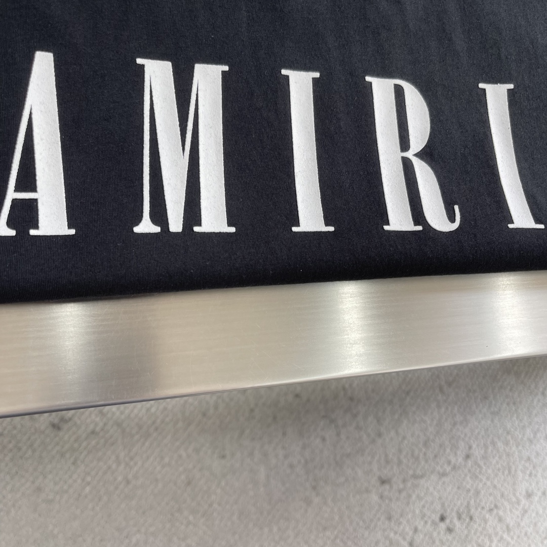 -AMIRI 徽标印花短袖 定制密织平纹棉 柔软细腻 舒适贴肤 以一袭纯净之白 散发着与生俱来的高雅气质