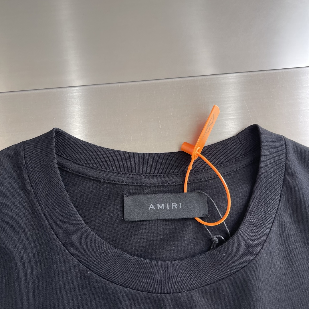 -AMIRI 徽标印花短袖 定制密织平纹棉 柔软细腻 舒适贴肤 以一袭纯净之白 散发着与生俱来的高雅气质