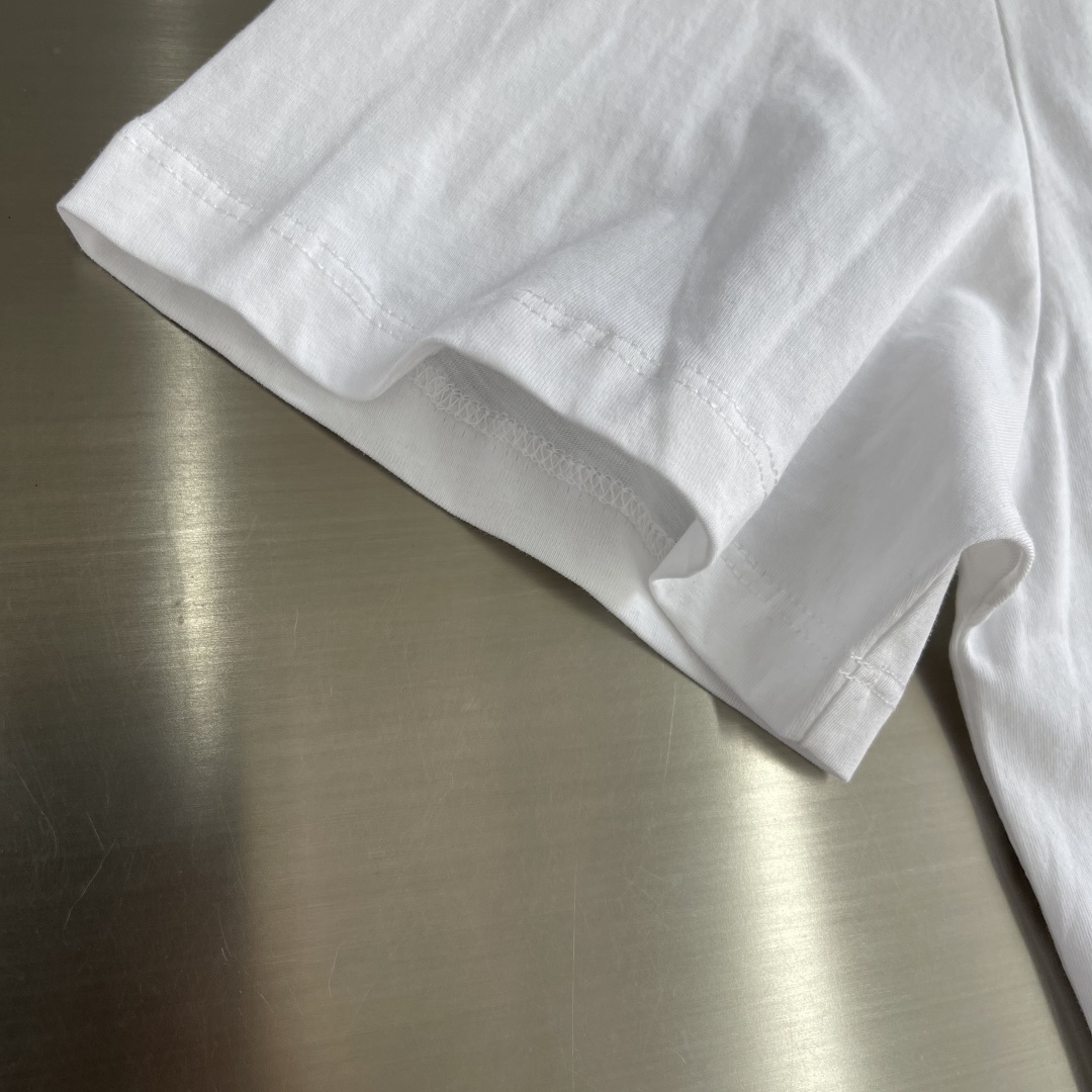 -AMIRI 徽标印花短袖 定制密织平纹棉 柔软细腻 舒适贴肤 以一袭纯净之白 散发着与生俱来的高雅气质