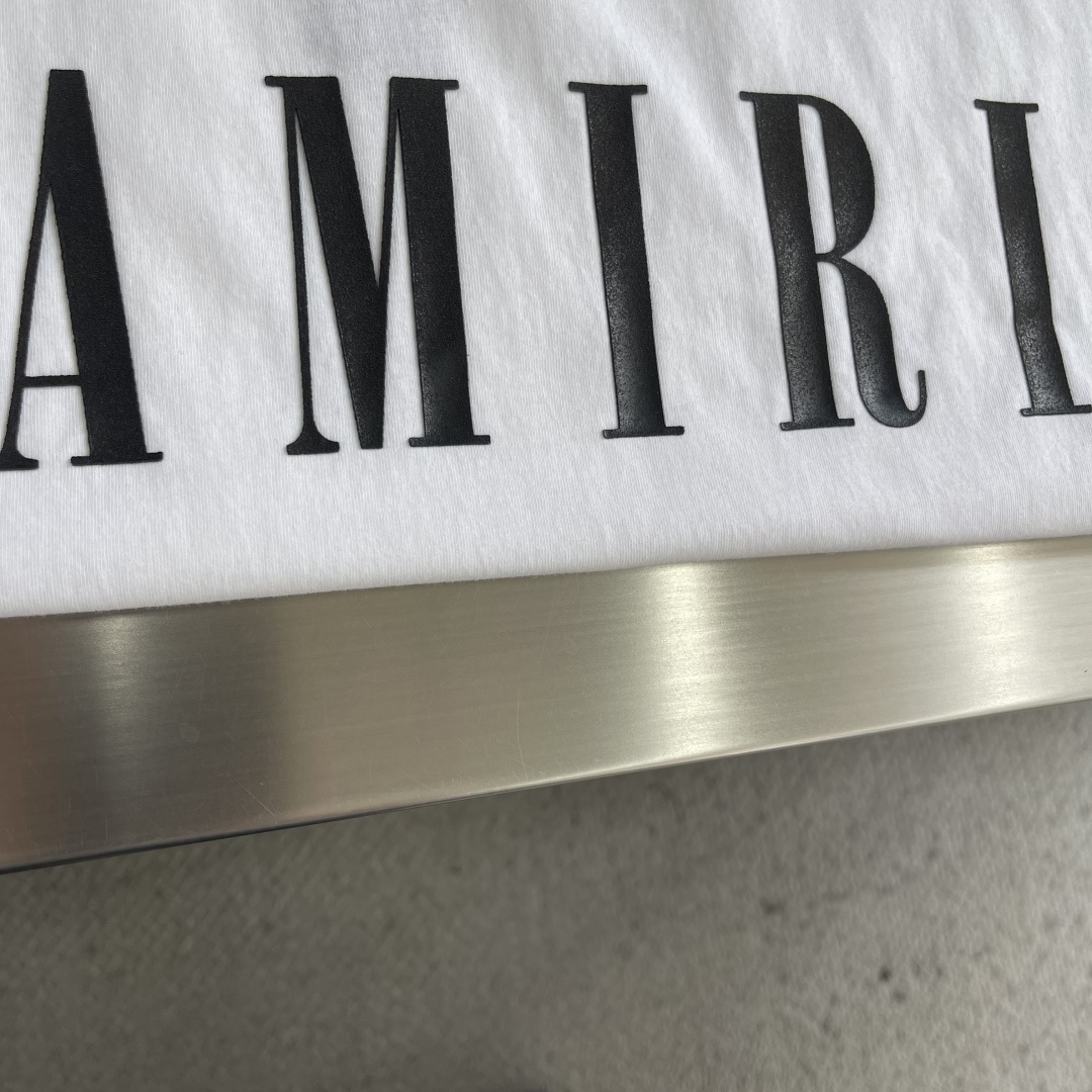 -AMIRI 徽标印花短袖 定制密织平纹棉 柔软细腻 舒适贴肤 以一袭纯净之白 散发着与生俱来的高雅气质