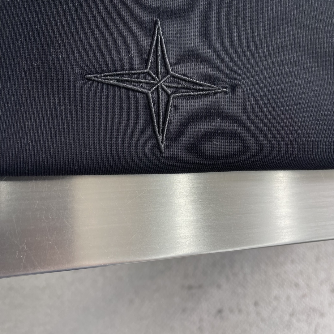 -Stone Island 2026春夏系列圆领短袖T恤衫 100%长绒棉 亲肤舒适，款式简约，前胸图案
