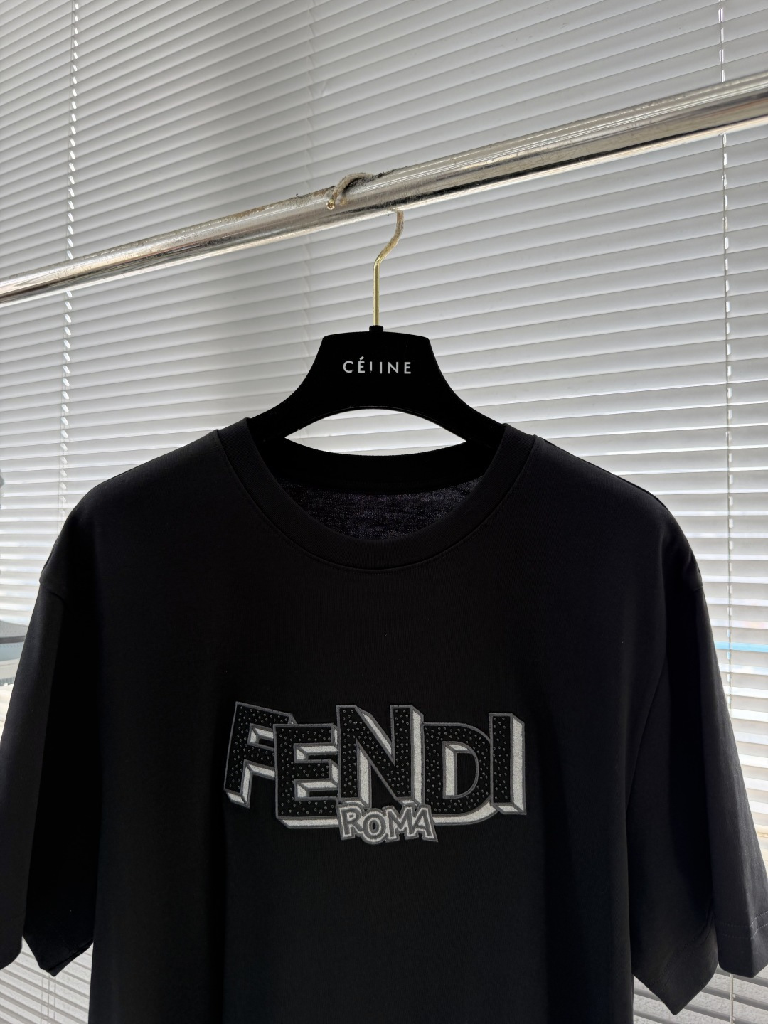 -FEND 贴布绣花立体浮雕短袖采用220克丝光爽棉 ，手感柔软 舒适亲肤 搭配双F 新颖3D立体浮雕点