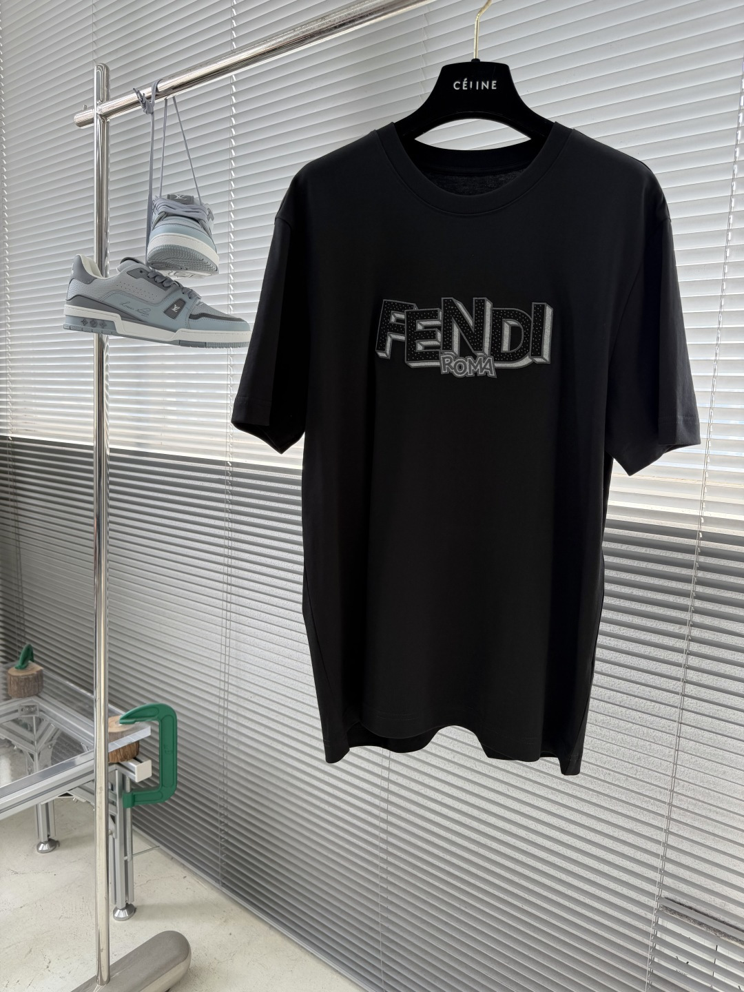 -FEND 贴布绣花立体浮雕短袖采用220克丝光爽棉 ，手感柔软 舒适亲肤 搭配双F 新颖3D立体浮雕点