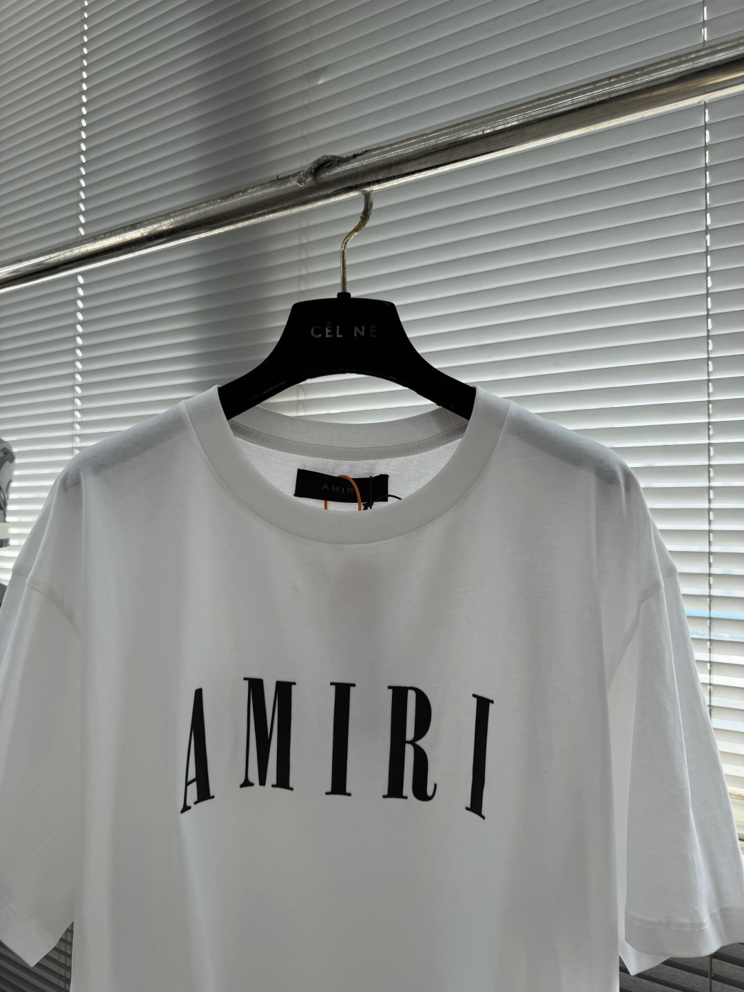 -AMIRI 徽标印花短袖 定制密织平纹棉 柔软细腻 舒适贴肤 以一袭纯净之白 散发着与生俱来的高雅气质