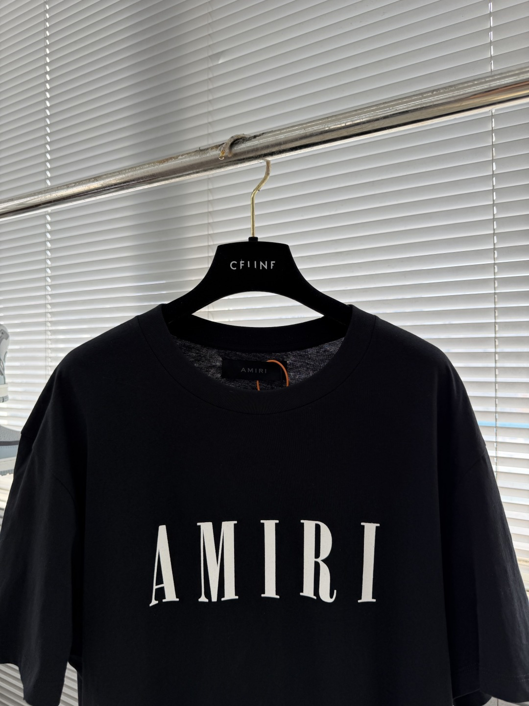 -AMIRI 徽标印花短袖 定制密织平纹棉 柔软细腻 舒适贴肤 以一袭纯净之白 散发着与生俱来的高雅气质