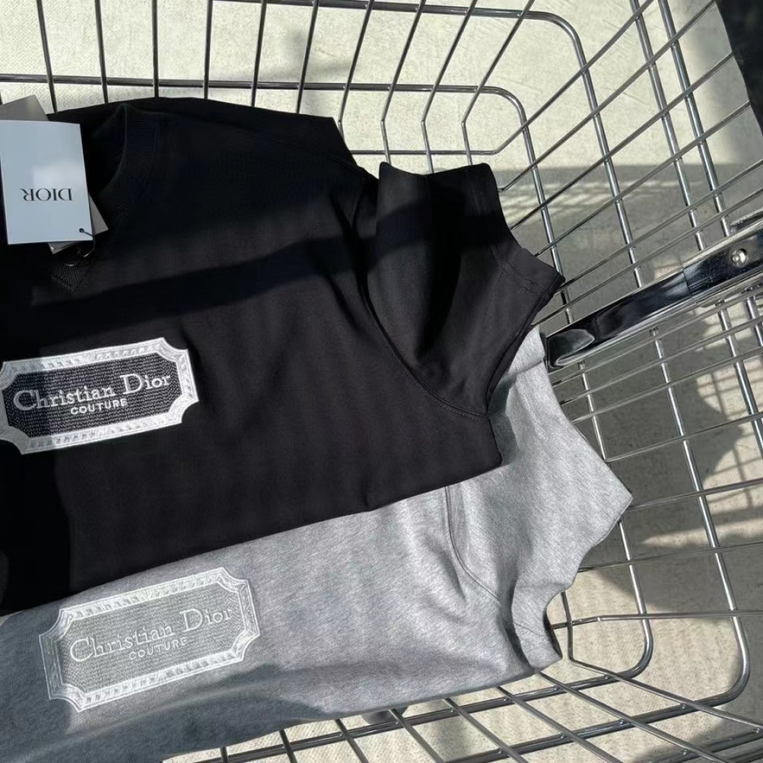 -Dio couture刀片刺绣T恤本款采用原版定织26支双股纱，成衣再洗水后处理工艺，面料克重达到32