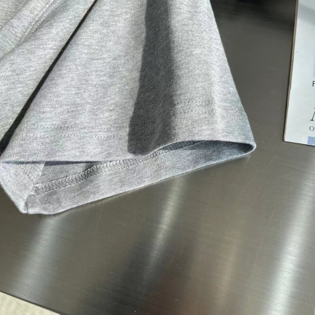 -Dio couture刀片刺绣T恤本款采用原版定织26支双股纱，成衣再洗水后处理工艺，面料克重达到32