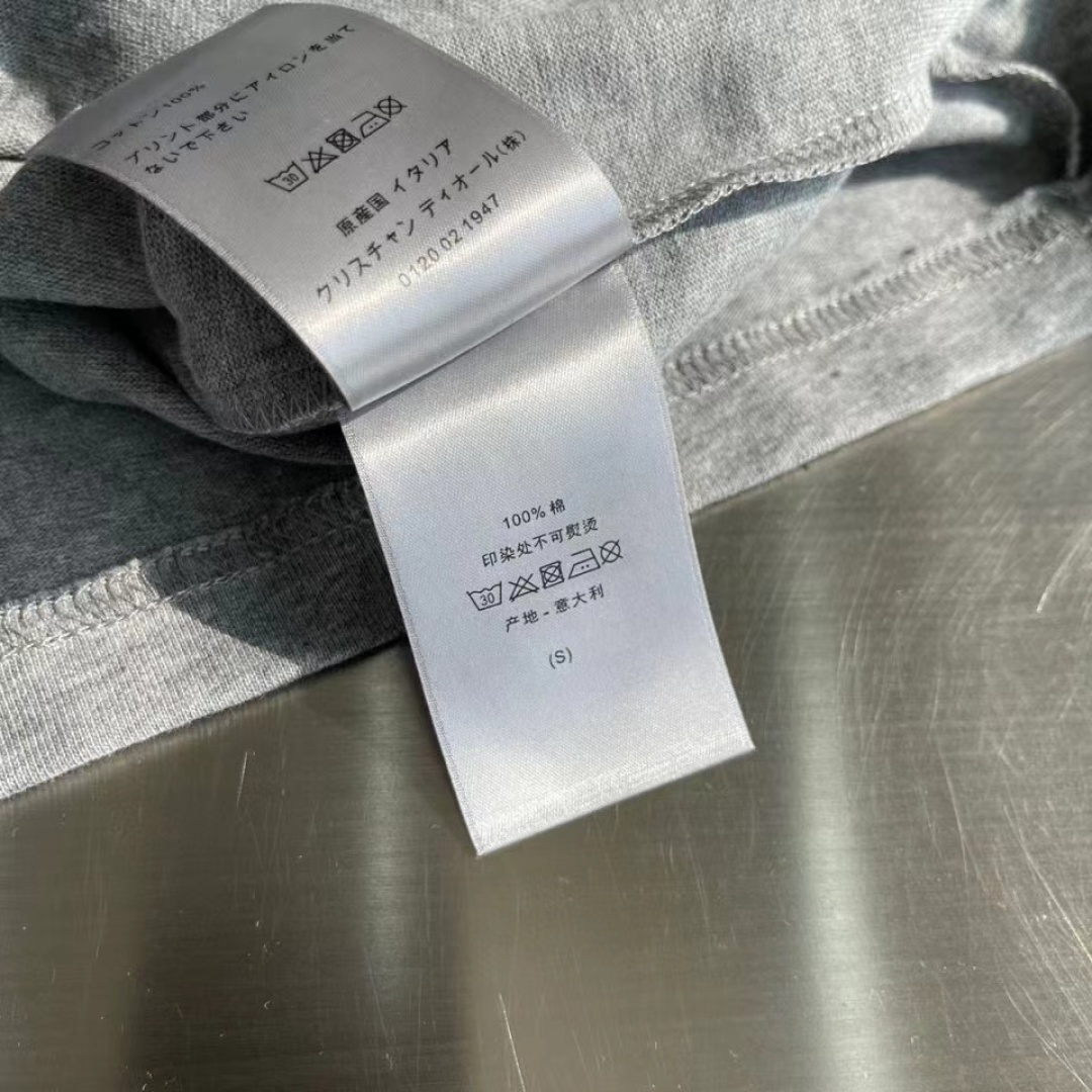 -Dio couture刀片刺绣T恤本款采用原版定织26支双股纱，成衣再洗水后处理工艺，面料克重达到32