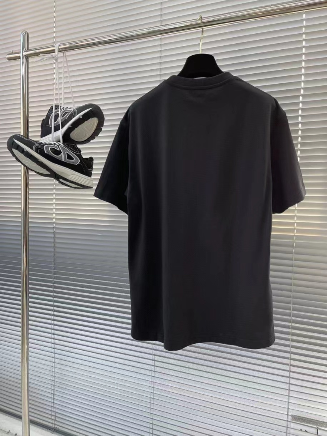 -Dio couture刀片刺绣T恤本款采用原版定织26支双股纱，成衣再洗水后处理工艺，面料克重达到32
