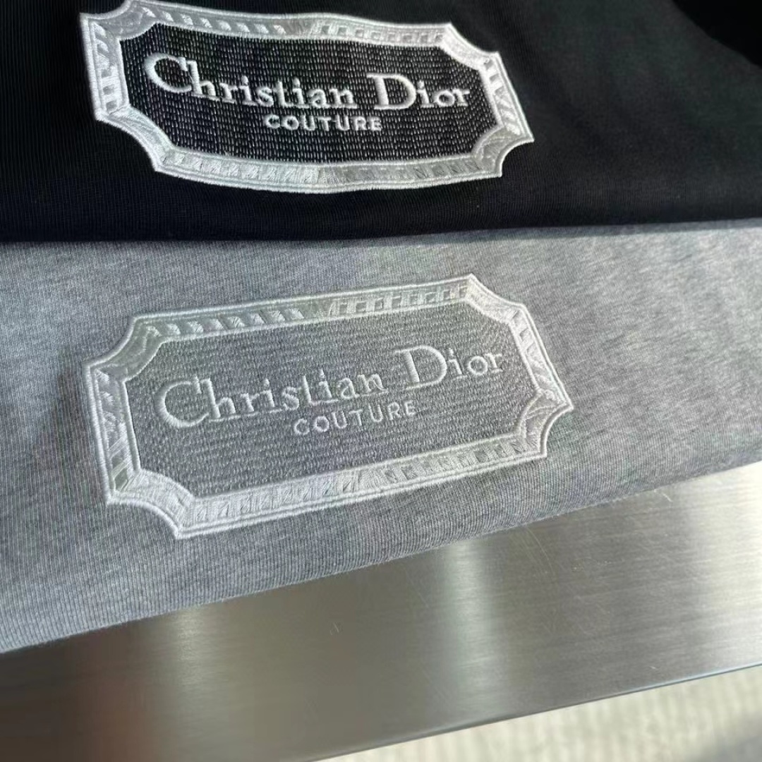 -Dio couture刀片刺绣T恤本款采用原版定织26支双股纱，成衣再洗水后处理工艺，面料克重达到32