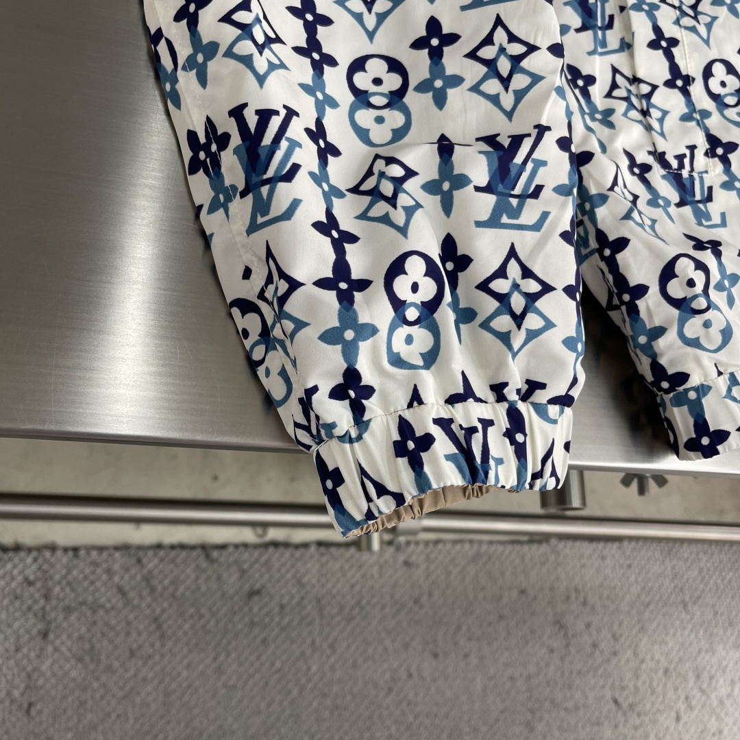 -驴牌 双面提花防风夹克。本款双面防风夹克，正面为经典外观，易于混搭，胸前饰有同色系刺绣标识。反面则呈现