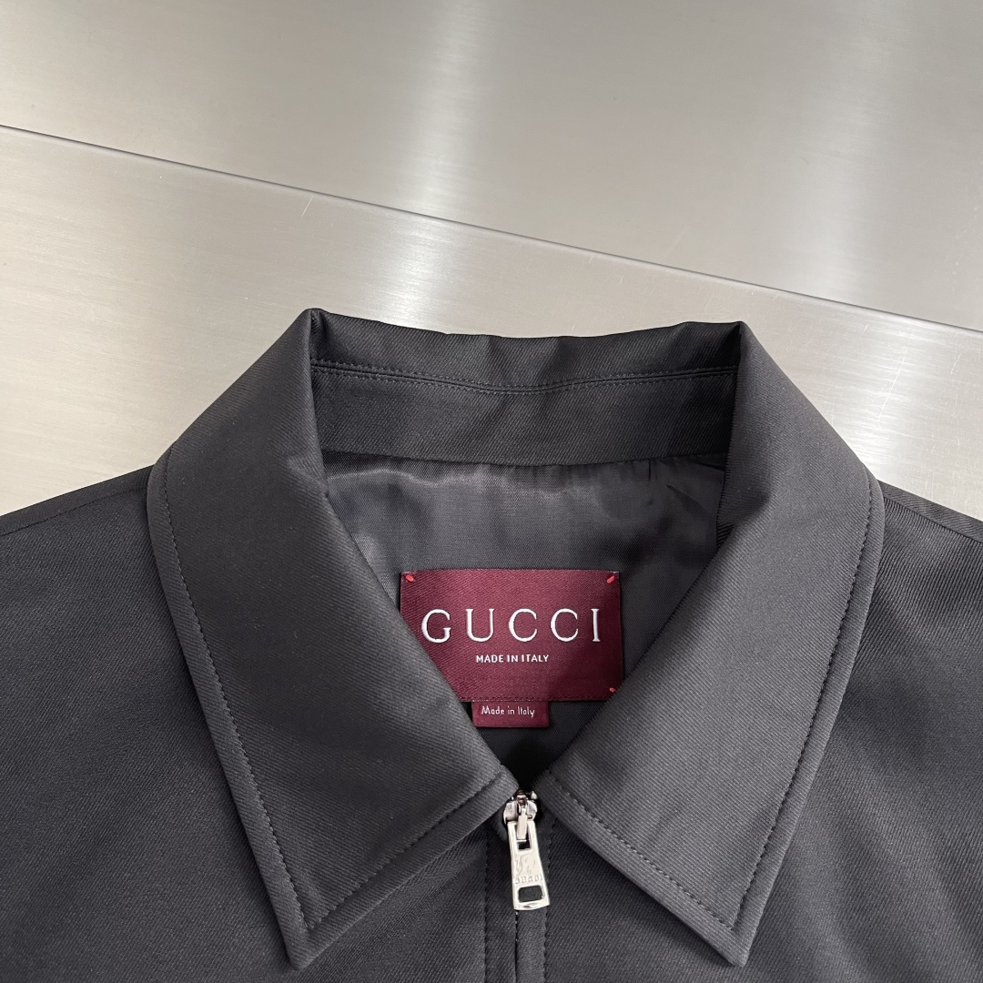 -GUCC 2026春季新品，时尚休闲夹克翻领外套，专柜同步有售，原单狠货，采用进口原版面料，凹凸字母图