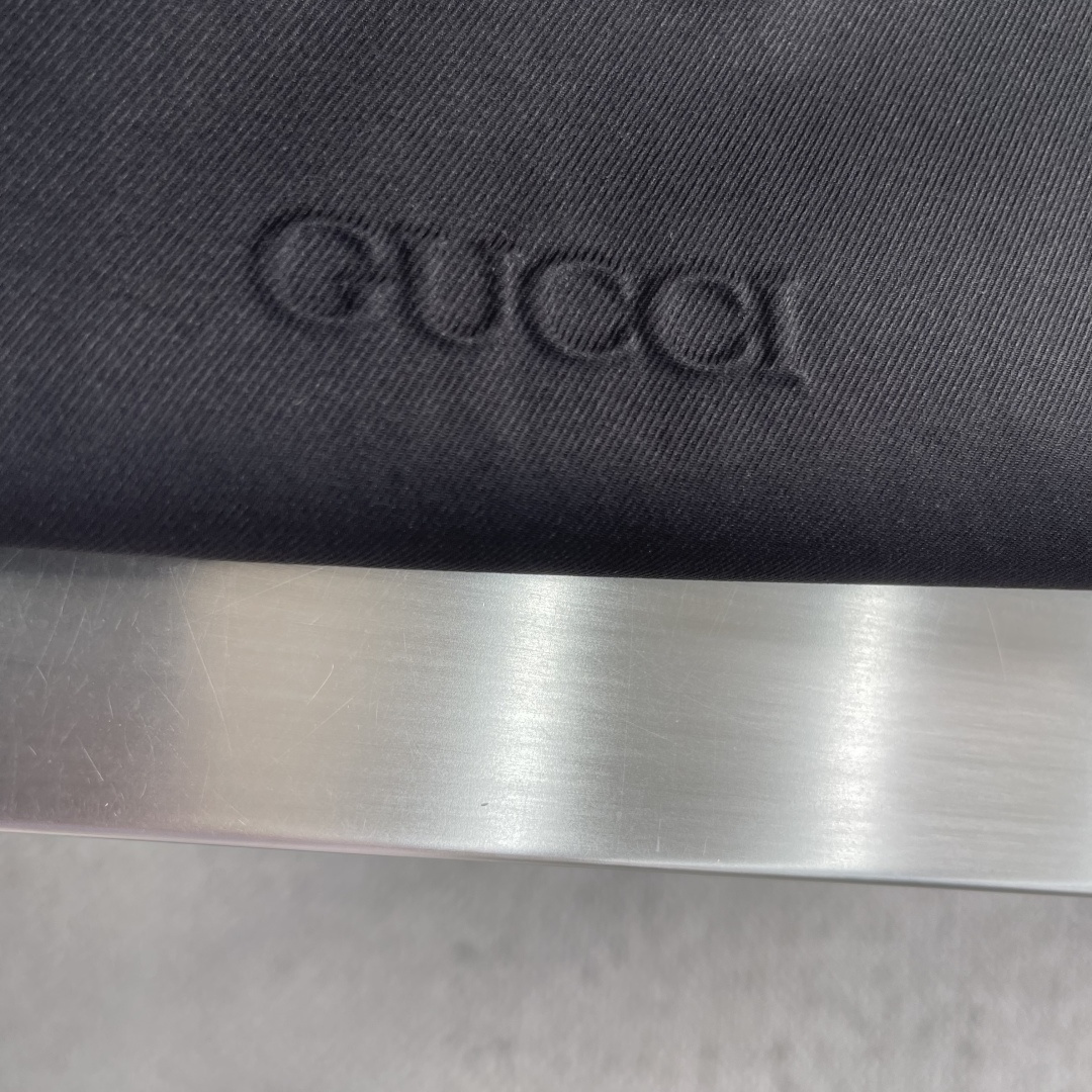 -GUCC 2026春季新品，时尚休闲夹克翻领外套，专柜同步有售，原单狠货，采用进口原版面料，凹凸字母图
