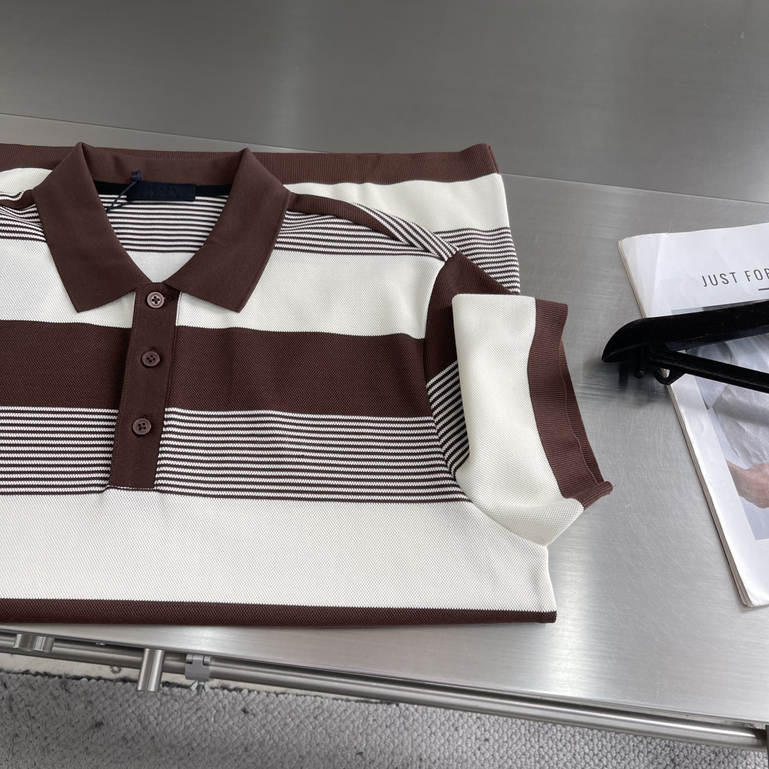 -PRAD 26ss 春夏新款条纹翻领T恤原版定制面料选用进口珠地棉轻薄透气 上身丝滑、舒适高端大气、经
