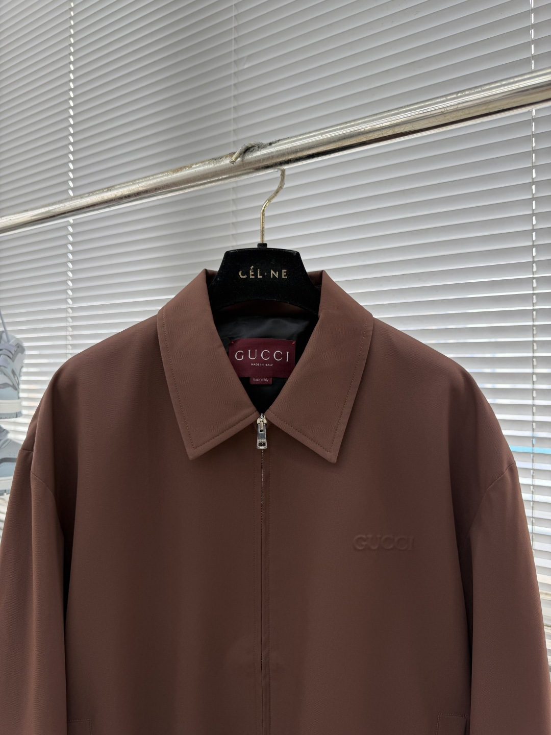 -GUCC 2026春季新品，时尚休闲夹克翻领外套，专柜同步有售，原单狠货，采用进口原版面料，凹凸字母图