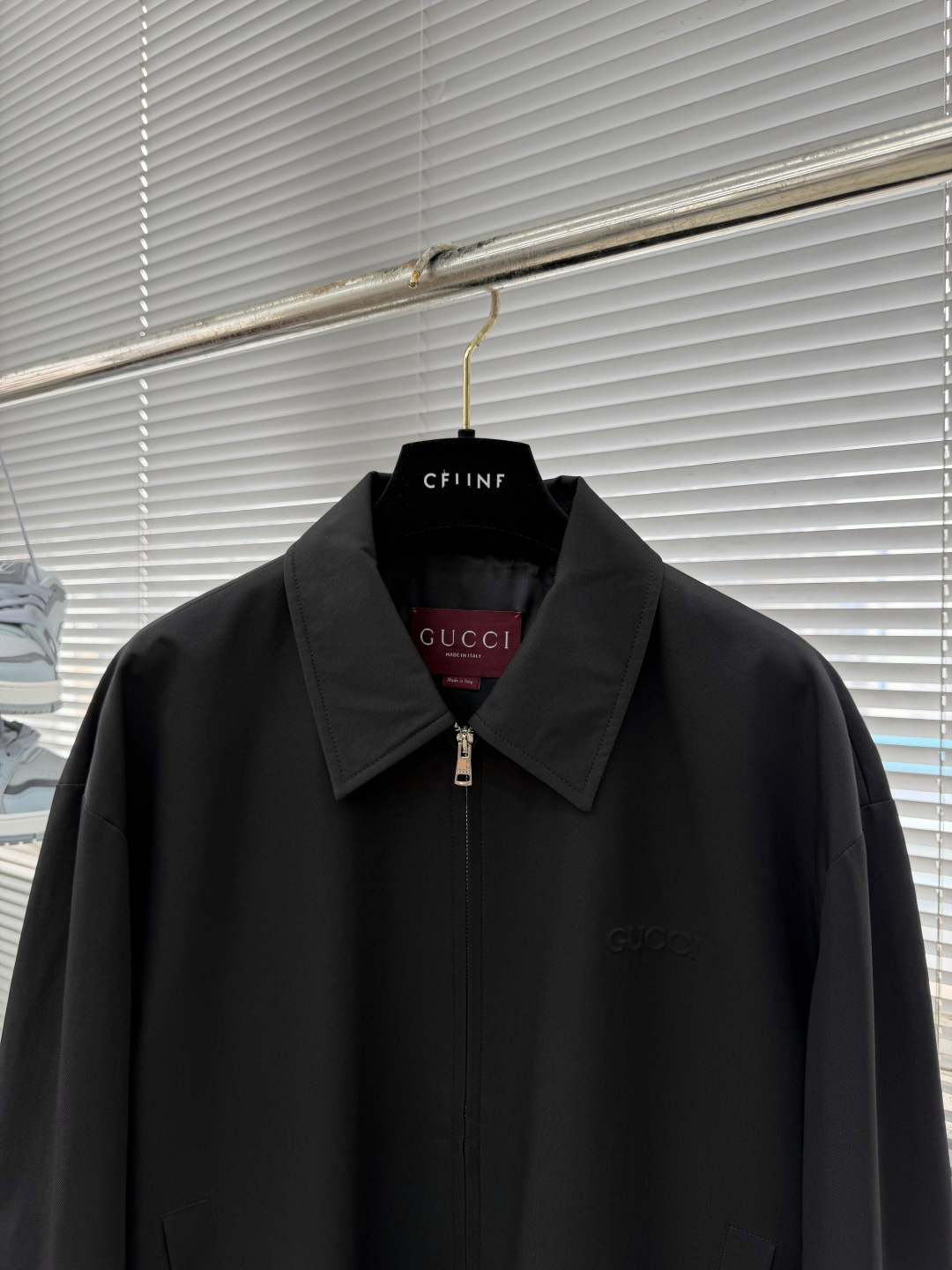 -GUCC 2026春季新品，时尚休闲夹克翻领外套，专柜同步有售，原单狠货，采用进口原版面料，凹凸字母图