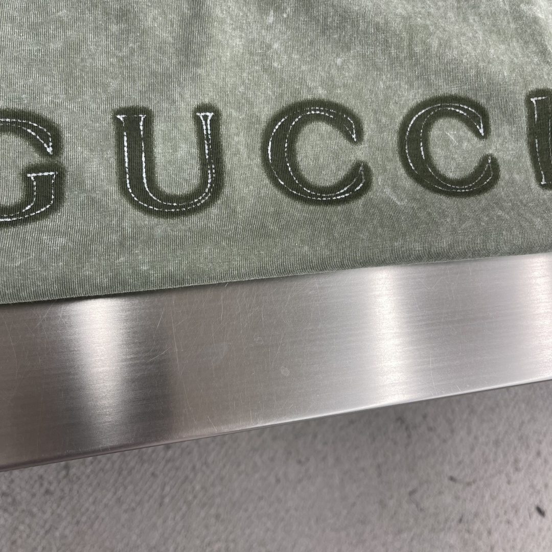 -GUCC 刺绣微标‼️短袖T恤300g重磅洗水面料纯棉材质，柔软透气，夏天穿超舒服!圆领+胸前双G刺绣