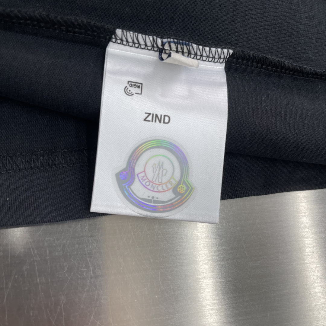 -mon 2026春夏短袖，以撞色针织领口主调，巧妙融入字母元素元素，打破传统短袖的单调感，彰显个性与不