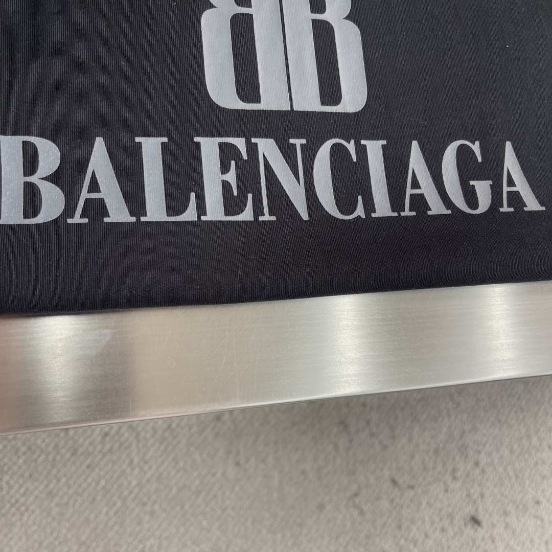 -Balenciag 双B标识‼️短袖T恤自带贵气瞬间把低调奢华感拉满!面料采用280g新疆棉➕索罗娜面