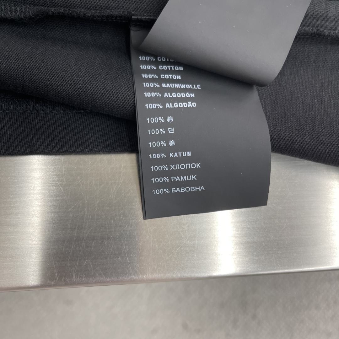 -PRAD 边框字母‼️短袖T恤300g纯棉面料摸起来软fufu的，上身巨舒服! 胸前刺绣叠加复古宫廷风