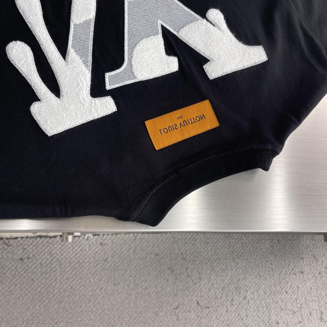 -驴牌 经典字母logo元素设计 圆领短袖T恤短袖单品里面不可多得的一件利器，全新元素拼接围边印工艺lo