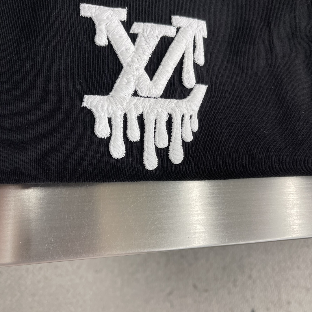 -驴牌 经典字母logo元素设计 圆领短袖T恤短袖单品里面不可多得的一件利器，全新元素拼接围边印工艺lo