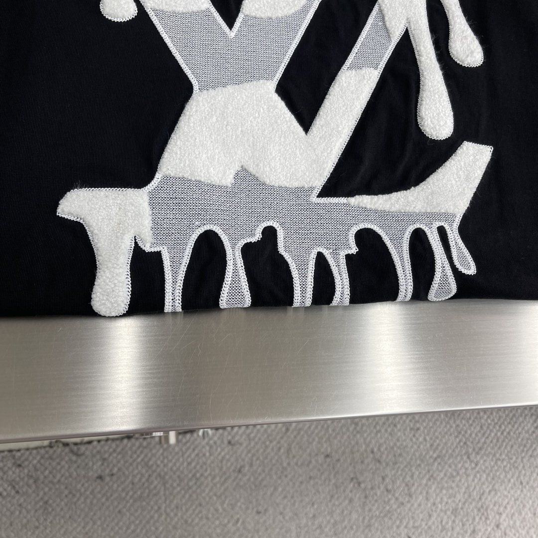 -驴牌 经典字母logo元素设计 圆领短袖T恤短袖单品里面不可多得的一件利器，全新元素拼接围边印工艺lo