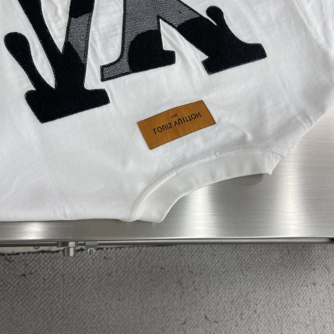 -驴牌 经典字母logo元素设计 圆领短袖T恤短袖单品里面不可多得的一件利器，全新元素拼接围边印工艺lo