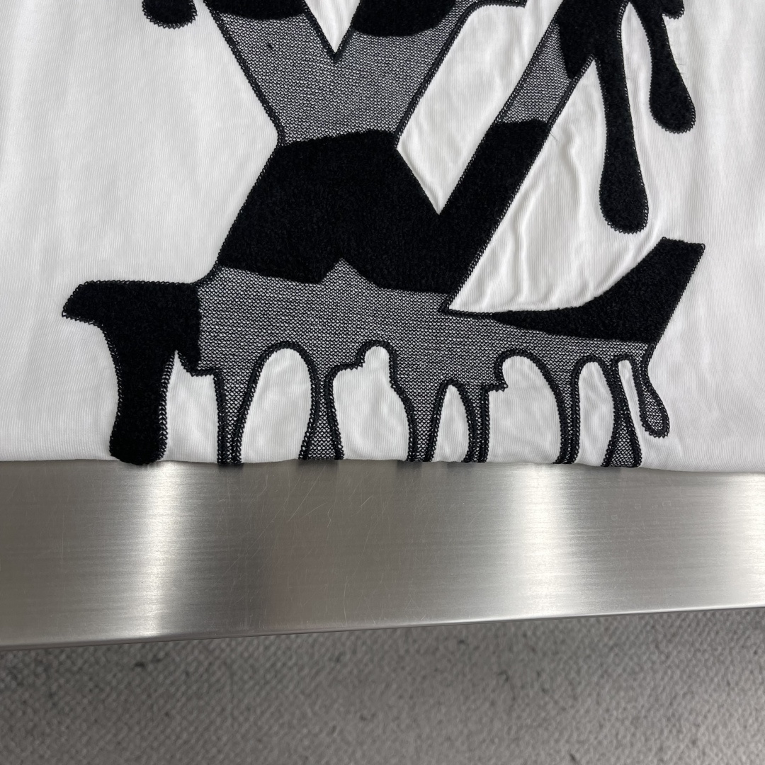 -驴牌 经典字母logo元素设计 圆领短袖T恤短袖单品里面不可多得的一件利器，全新元素拼接围边印工艺lo