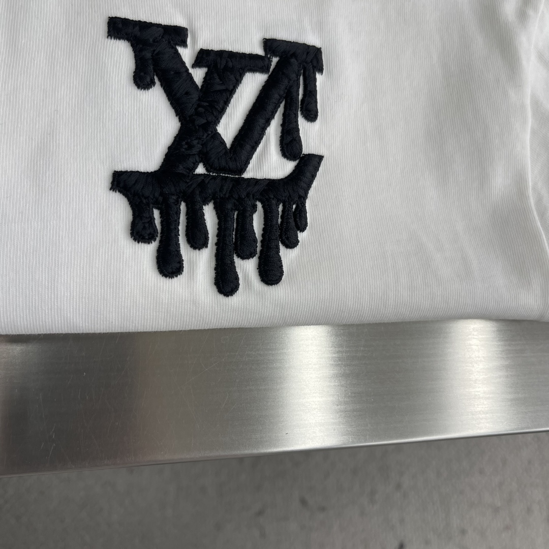 -驴牌 经典字母logo元素设计 圆领短袖T恤短袖单品里面不可多得的一件利器，全新元素拼接围边印工艺lo