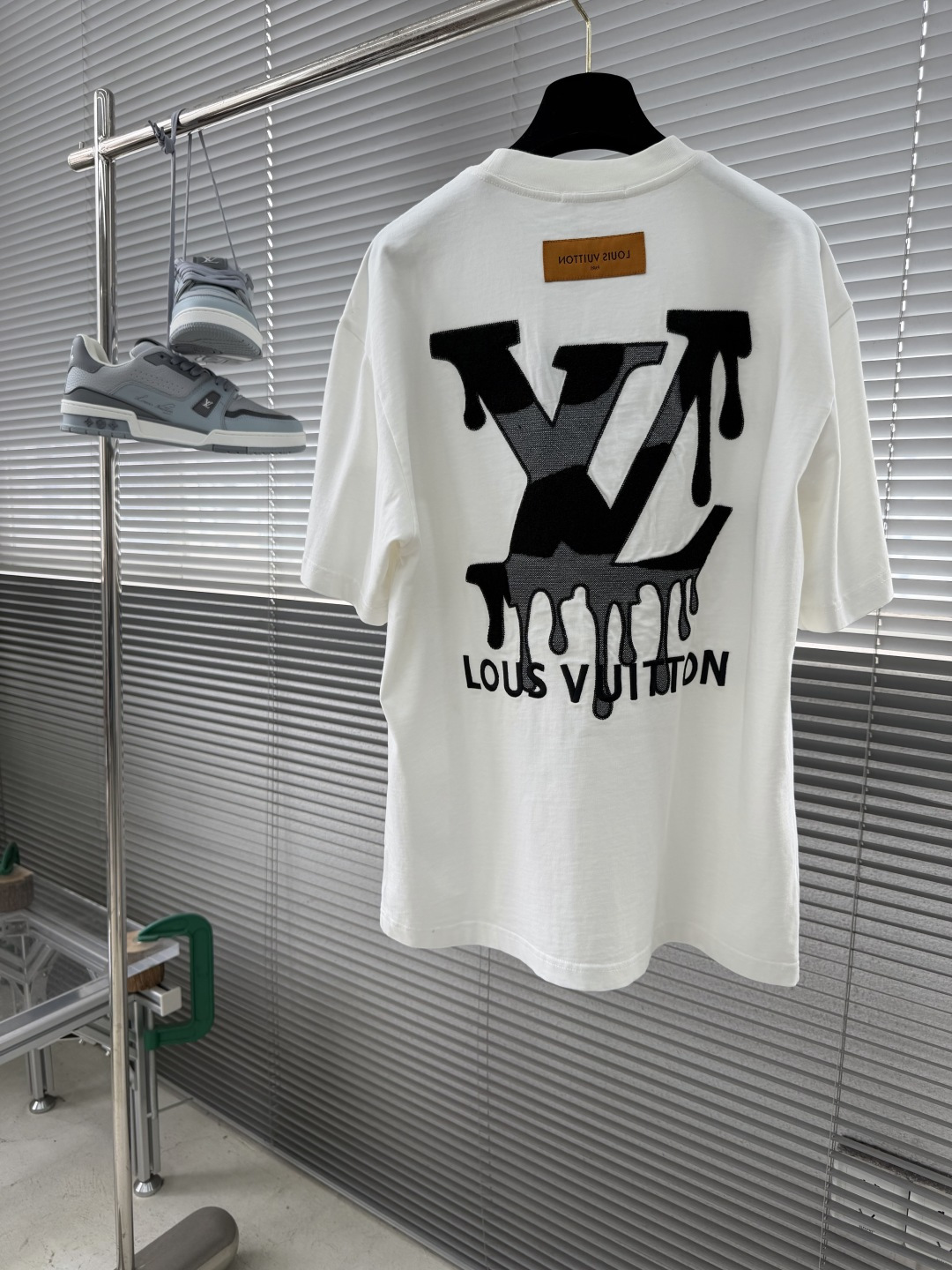 -驴牌 经典字母logo元素设计 圆领短袖T恤短袖单品里面不可多得的一件利器，全新元素拼接围边印工艺lo