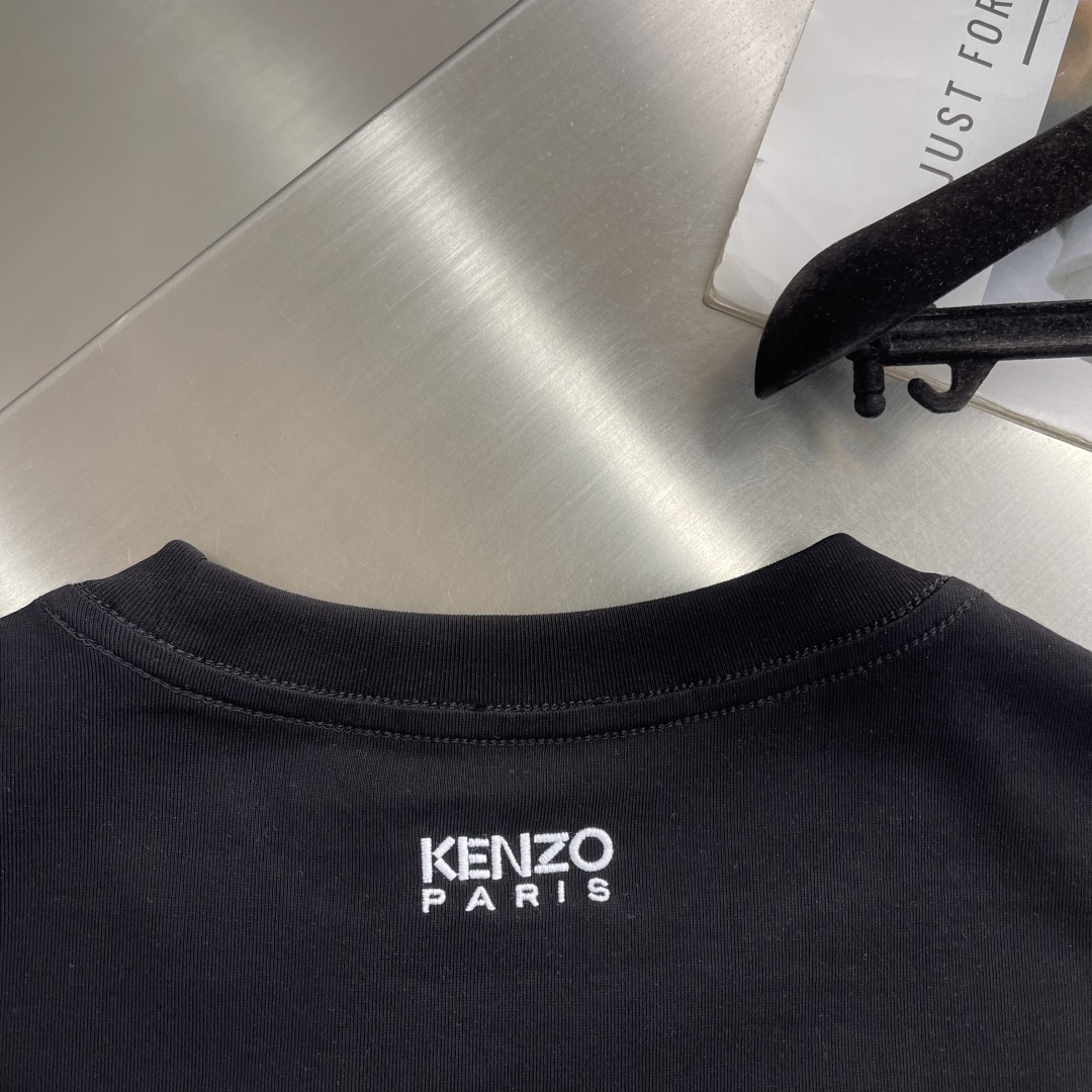 -Kenz* 2026SS春夏最新款圆领刺绣时尚短袖T恤，官网同步定制红色小花，背面龟背品牌字母刺绣，年