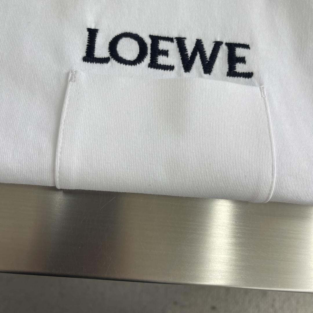 -LOEW 新款小口袋LOGO短袖T恤棉质纯色T，两种配色可选择。口袋上方LOGO刺绣，简约百搭。宽松版