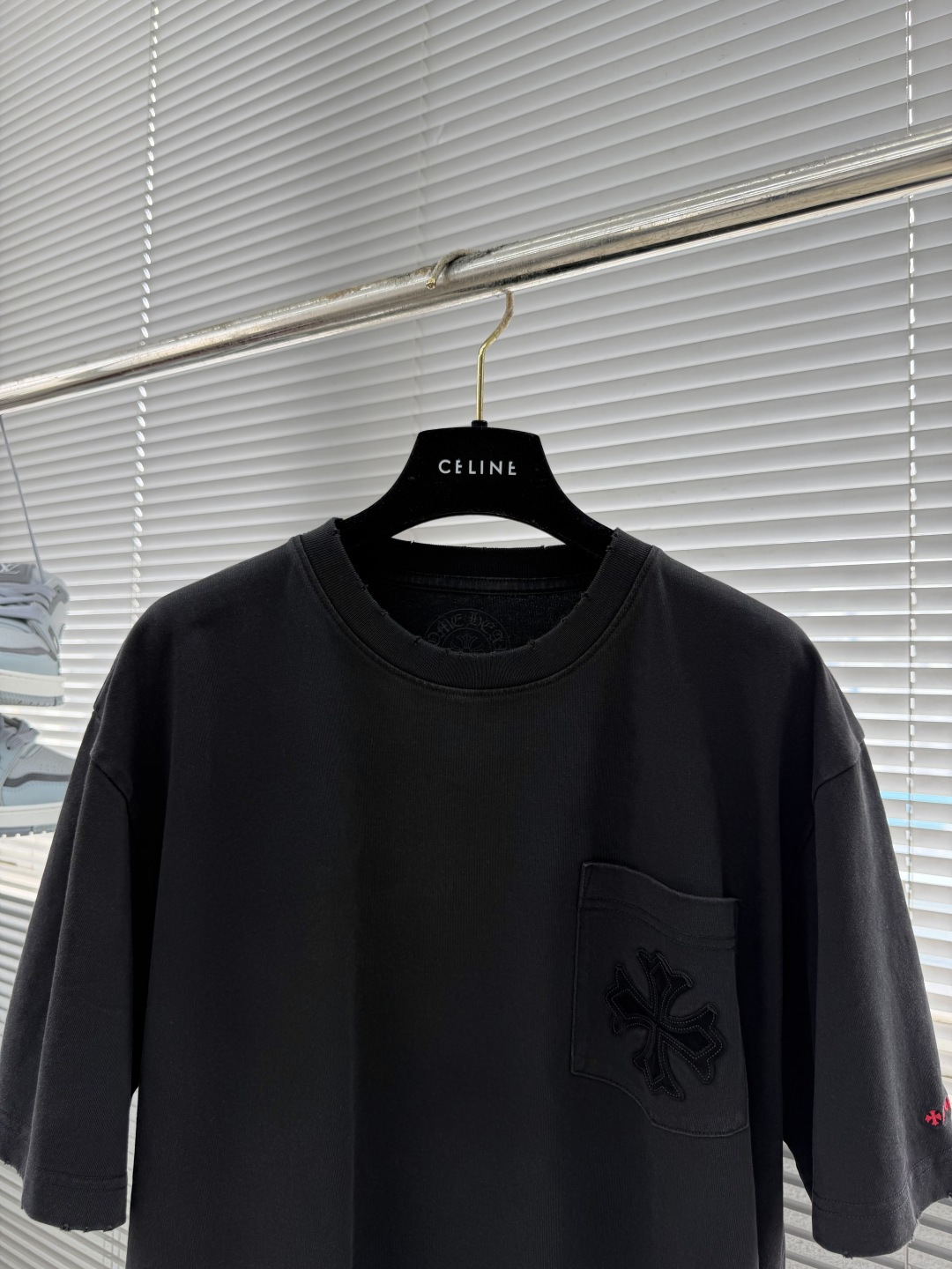 -CH 克罗心 2026春夏新款重洗水做旧 磨破 整件衣服4个工艺绣花处理 进口胎小牛裁片 进口磨砂皮 
