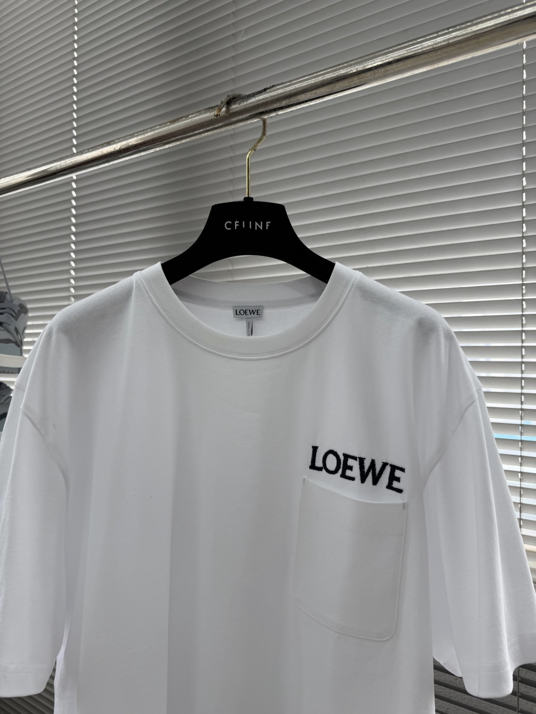 -LOEW 新款小口袋LOGO短袖T恤棉质纯色T，两种配色可选择。口袋上方LOGO刺绣，简约百搭。宽松版