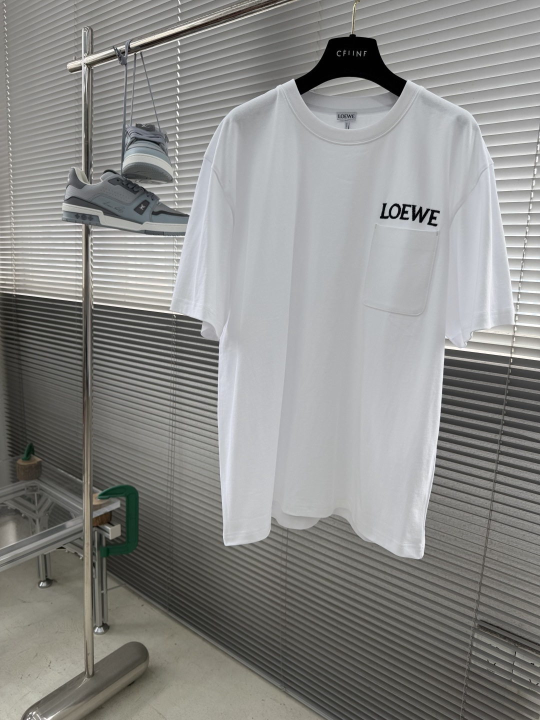 -LOEW 新款小口袋LOGO短袖T恤棉质纯色T，两种配色可选择。口袋上方LOGO刺绣，简约百搭。宽松版