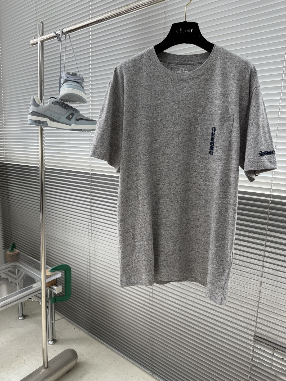 NO:905202,-CH Chrome Hearts comes from a Japanese buyer's store. The same style for men and women. It has been out of stock. The fabric thread is custom-dyed and weighs 200 grams. It is suitable for the whole summer fabric. It is low-key and luxurious. It is not picky. The floral gray color fabric is a slub pattern. The craftsmanship is real flocking, not pressed velvet. There are not many normal versions. If you like it, hurry up. Size S M L XL,, chrome hearts,19860909-CH 克罗心 日本买手店出来的 男女同款 一直断货 面料螺纹定制定染 克重200克 适合整个夏天的面料 低调奢华 不挑人 花灰颜色面料是竹节纹路 工艺 是真植绒 不是压绒. 版型正常版型数量不多 喜欢的赶紧. 码数 S M L XL,,chrome hearts,,Men's clothing