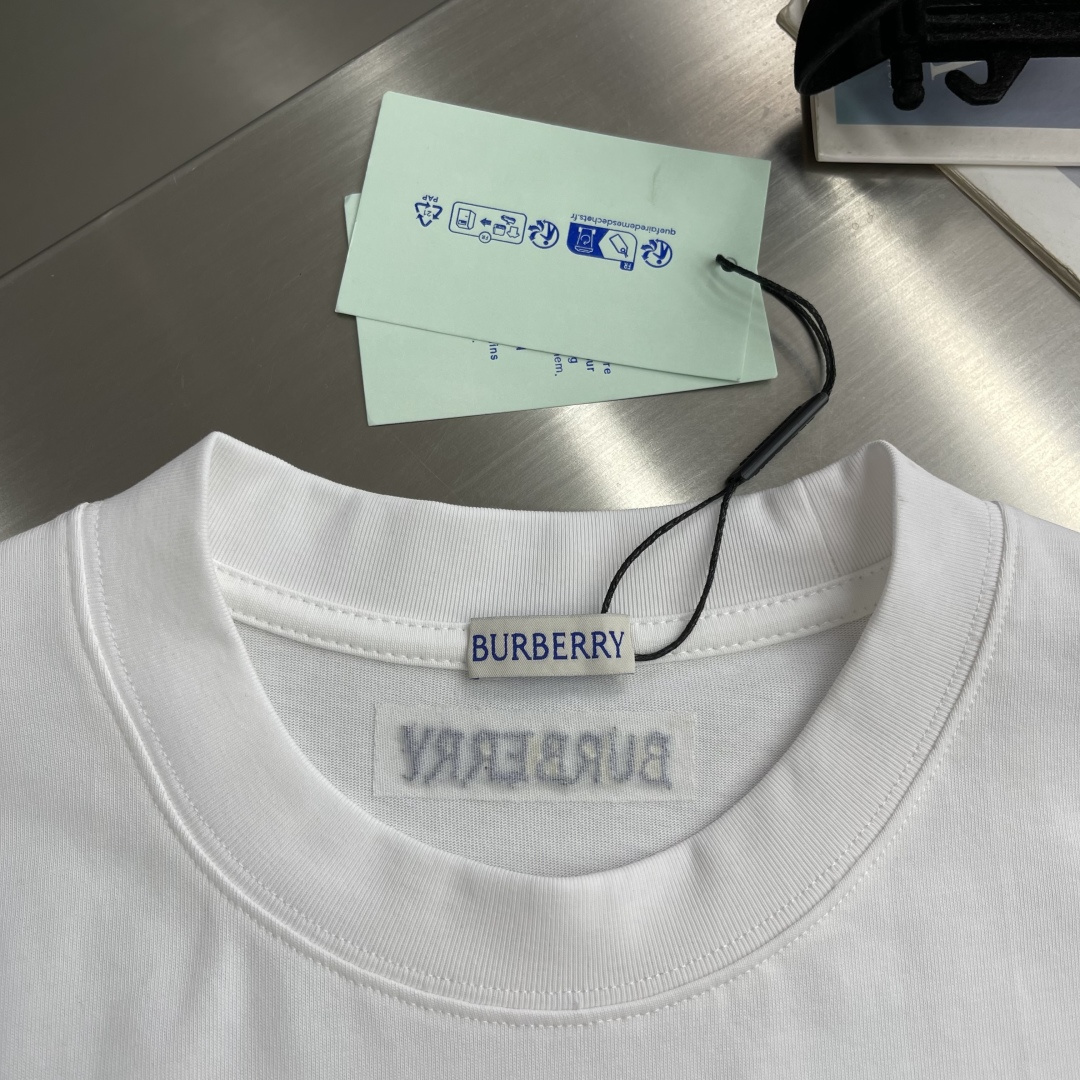 -BBR 2026春夏短袖，以多彩色骑士印花口袋融合主调，巧妙融入刺绣字母l元素，打破传统短袖的单调感，