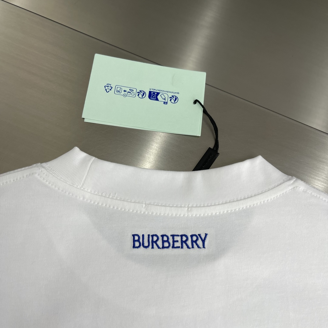 -BBR 2026春夏短袖，以多彩色骑士印花口袋融合主调，巧妙融入刺绣字母l元素，打破传统短袖的单调感，