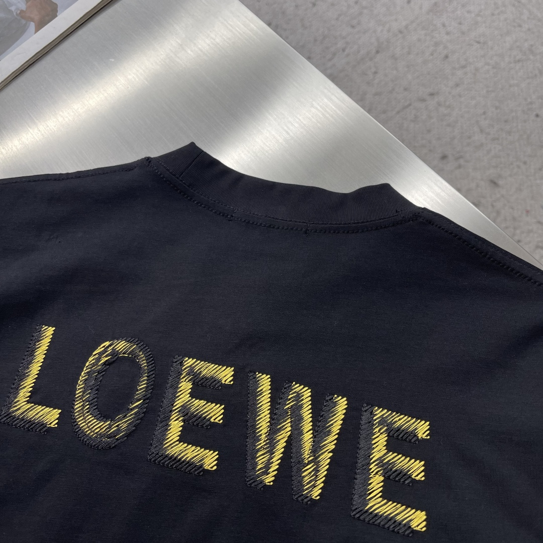 -LOEW 2026春夏短袖，以多金线字母刺绣为主调，巧妙融入刺绣字母l元素，打破传统短袖的单调感，彰显