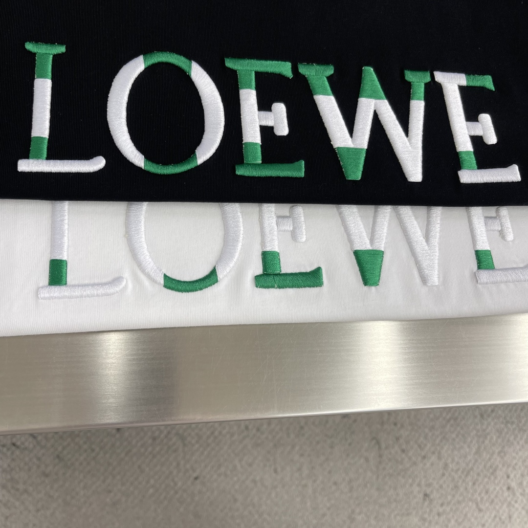 -LOEW 26春夏新款圆领T恤，男女同款。采用高品质棉料，柔软舒适，日常穿着超友好!正面绿色+白色品牌