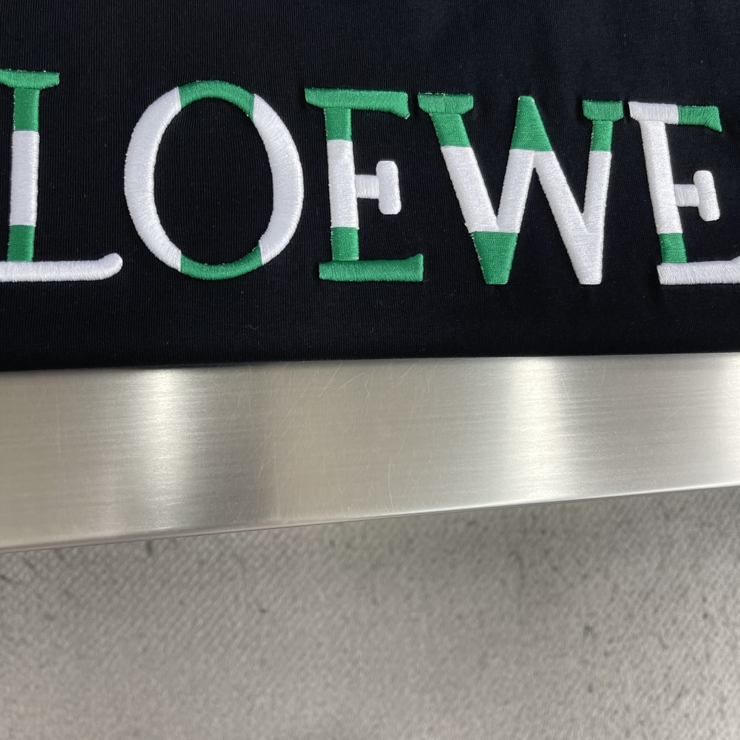 -LOEW 26春夏新款圆领T恤，男女同款。采用高品质棉料，柔软舒适，日常穿着超友好!正面绿色+白色品牌