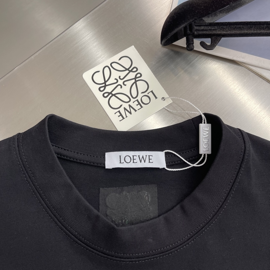 -LOEW 26春夏新款圆领T恤，男女同款。采用高品质棉料，柔软舒适，日常穿着超友好!正面绿色+白色品牌