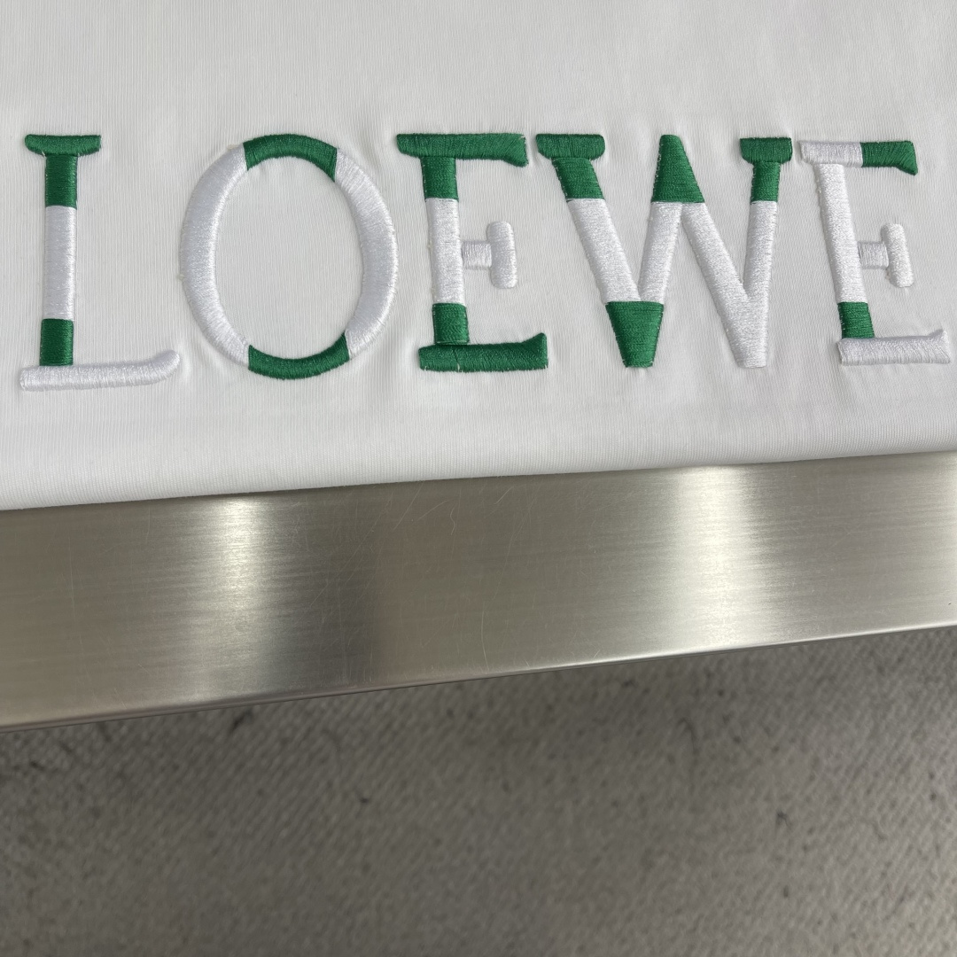 -LOEW 26春夏新款圆领T恤，男女同款。采用高品质棉料，柔软舒适，日常穿着超友好!正面绿色+白色品牌