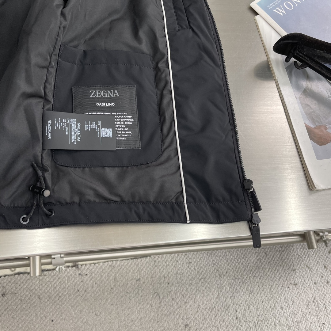 -Z zegn 新款立领马甲这款外套整体为休闲版型，无袖设计增添了搭配的多样性，衣身线条流畅，给予身体充